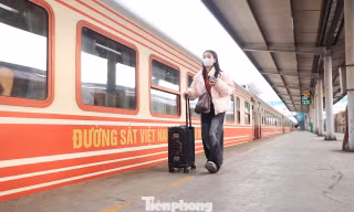 Nhiều người thích đi tàu để 'sống chậm' trong ngày cuối năm 