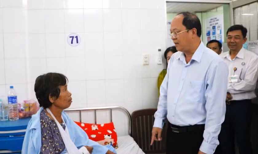 Bí thư Cà Mau Nguyễn Hồ Hải thăm người dân bị thương do lốc xoáy