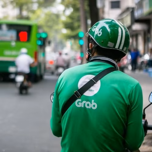 Theo chân tài xế Grab giữa làn sóng kêu gọi 'tắt app' 