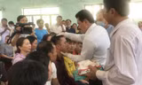 Ông Võ Hoàng Yên chữa bệnh cho người dân Bình Sơn (Quảng Ngãi) vào giữa tháng 7/2020. Ảnh: Nguyễn Ngọc