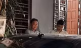 Chiều 7/11, "ông trùm" tín dụng đen Thái Bình - Chúc "Nhị" (trái) bị dẫn giải về nhà riêng để thực hiện lệnh khám nhà - Ảnh: Hoàng Long