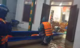 Dân Hà Tĩnh 'chạy lũ' trong đêm