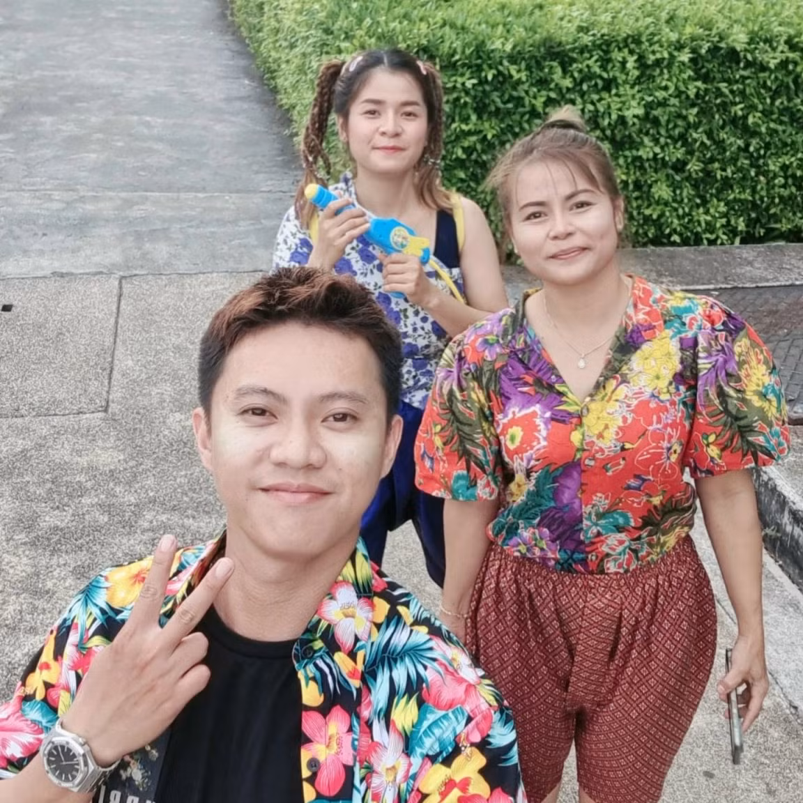 Duy giành được thiện cảm với mẹ bạn gái nhờ tính cách hòa đồng, không ngại khổ (Ảnh: Nhân vật cung cấp).