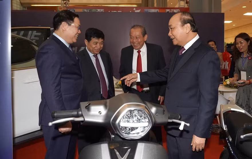 Thủ tướng Nguyễn Xuân Phúc tham quan gian trưng bày xe máy điện Vinfast. Ảnh: Như Ý