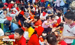Đùm cơm nắm, 'bày cỗ' trên vỉa hè chờ xem tổng hợp luyện diễu binh, diễu hành