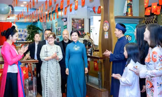 Nghệ sĩ Nhà hát Múa rối Thăng Long biểu diễn chào đón Phu nhân Tổng Bí thư Tô Lâm cùng Phu nhân Chủ tịch nước Cuba