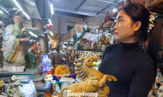Cửa hàng gốm tại Bát Tràng đầy ắp bình tài lộc, phong thuỷ, đồ thờ cúng dịp Tết.