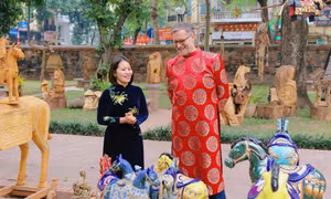 Đại sứ Pháp Olivier Brochet thích thú với triển lãm Ngựa về phố ở Văn Miếu - Quốc Tử Giám (Hà Nội)
