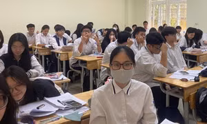 Học sinh lớp 12 Trường THPT Trần Nhân Tông, Hà Nội trong lớp học