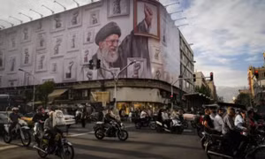 Áp phích với chân dung cố Lãnh tụ tối cao Iran Ali Khamenei ở trung tâm Thủ đô Tehran ngày 6/5Ảnh: AP