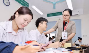 Thứ trưởng Bộ GD&ĐT Nguyễn Thị Quyên Thanh trò chuyện, động viên học sinh lớp 12 Trường THPT Lào Cai Ảnh: BỘ GD&ĐT 