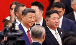 Chủ tịch Trung Quốc Tập Cận Bình và Chủ tịch Triều Tiên Kim Jong Un tại lễ duyệt binh ở Bắc Kinh tháng 9/2025Ảnh: Reuters 