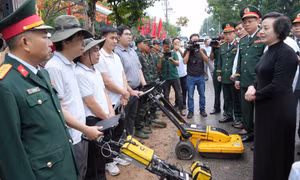 Phó Thủ tướng Phạm Thị Thanh Trà và các đại biểu tại buổi khai quật Ảnh: NN