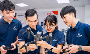 Nguyễn Thị Khánh Diệu (sinh viên Trường Kỹ thuật, ĐH Phenikaa), trong phòng thí nghiệm cùng bạn bè khám phá thế giới kỹ thuật y sinh