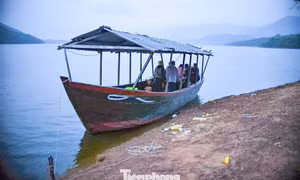 Trước kia muốn vào làng Canh Tiến người dân phải theo thuyền vượt qua hồ Núi Một. Ảnh: Trương Định