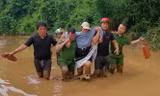 Công an xã vượt lũ đẩy cano đưa sản phụ đi sinh