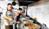 Nấu hàng nghìn suất ăn miễn phí giúp người dân vùng lũ