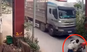Đối tượng vi phạm giao thông đẩy CSGT vào đầu ô tô đang di chuyển 