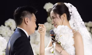 Hoa hậu Đỗ Thị Hà khóc nhiều trong đám cưới