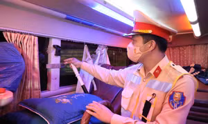 CSGT xuyên đêm kiểm tra, phát hiện nhiều xe khách thiếu dụng cụ thoát hiểm