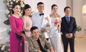 NSƯT Tấn Beo ngồi xe lăn, bật khóc trong đám cưới con trai