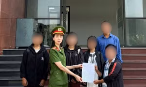 Công an Hà Nội phối hợp giải cứu 3 thiếu nữ đi tìm 'việc nhẹ, lương cao'