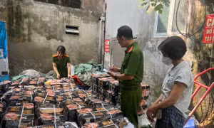 Phát hiện gần 1,7 tấn xúc xích không rõ nguồn gốc ở Hà Nội