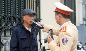 Việc kiểm tra, xử lý vi phạm nồng độ cồn trong ngày đầu năm mới đã được lực lượng CSGT duy trì nhiều năm qua. Tuy nhiên, đây là lần đầu tiên hoạt động này được triển khai đồng loạt trên toàn quốc cùng một thời điểm, thể hiện tinh thần chủ động, quyết liệt trong công tác bảo đảm trật tự, an toàn giao thông.