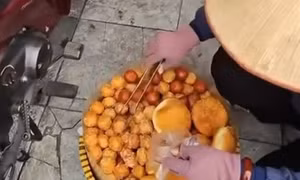 Hà Nội: Làm rõ vụ việc du khách nước ngoài bị 'chặt chém' 420 nghìn đồng cho 10 chiếc bánh rán 