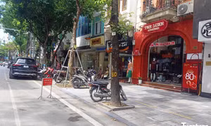 Nhiều cửa hàng 'ngang nhiên' chiếm dụng lòng đường Hà Nội
