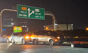 Vỏ lốp ô tô nằm giữa cao tốc, 3 phương tiện va chạm liên hoàn