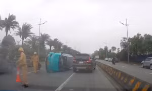 Tài xế buồn ngủ, xe công nghệ lao vào dải phân cách lật giữa đường