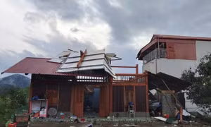 Huy động hàng trăm người khắc phục hậu quả dông lốc, giúp người dân sớm ổn định cuộc sống