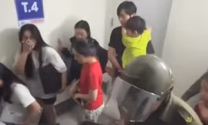 Cháy căn hộ chung cư, hàng trăm người tháo chạy