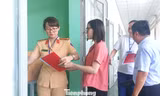 Cảnh sát giao thông TPHCM làm tới nửa đêm để học viên thi xong có bằng lái ngay
