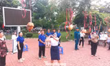 Người dân vui chơi có thưởng trong Ngày hội Đại đoàn kết dân tộc
