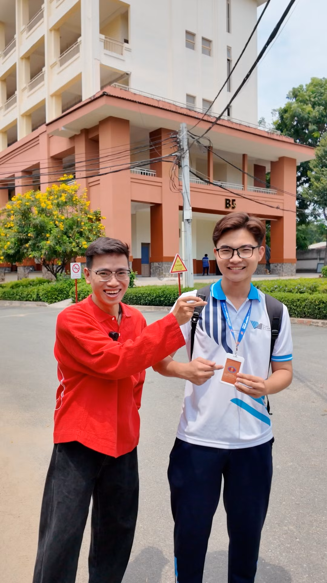 Nhật Tiến ghi hình cùng một bạn sinh viên trong chủ đề "Lỡ cả đời không vào được trường top thì sao?". Ảnh: NVCC.