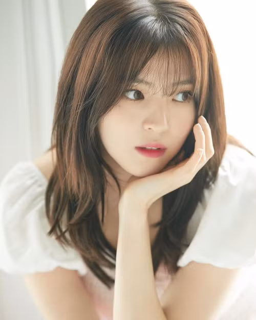 Han So Hee được nhận xét là đóa hoa nở muộn của showbiz Hàn. Diễn xuất của cô chưa được đánh giá cao nhưng khán giả yêu thích bởi ngoại hình nổi bật, được ví như "tiểu Song Hye Kyo". Ảnh: Instagram.