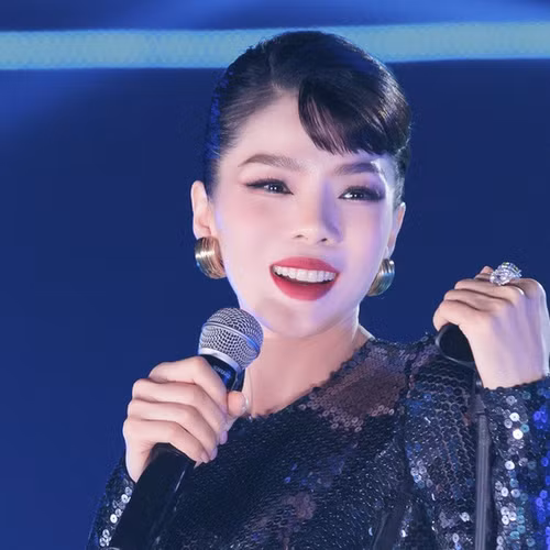 Lệ Quyên gặp thị phi khi tham gia show Chị đẹp đạp gió rẽ sóng.