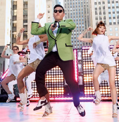 Hiện tượng văn hóa Kpop đã đạt đến đỉnh cao vào năm 2012 với bản hit quốc tế Gangnam Style của Psy. Ca khúc đã trở thành đại sứ văn hóa mạnh mẽ nhất của Hàn Quốc. Tuy nhiên, văn học Hàn Quốc là thế lực đáng gờm. Hiện tượng văn hóa Kpop đã đạt đến đỉnh cao vào năm 2012 với bản hit quốc tế Gangnam Style của Psy. Ca khúc đã trở thành đại sứ văn hóa mạnh mẽ nhất của Hàn Quốc. Tuy nhiên, văn học Hàn Quốc là thế lực đáng gờm.