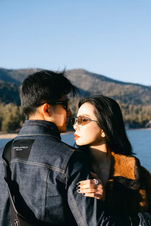 Lâm Bảo Châu tham gia sâu vào diễn xuất của ca sĩ, tiết chế cô thể hiện cảm xúc bằng hành động mà tập trung biểu cảm qua ánh mắt.