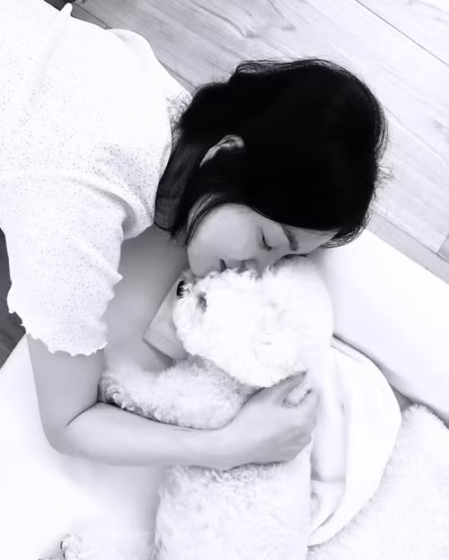 Đời thường, nữ diễn viên dành nhiều thời gian bên chú cún cưng Ruby. Ảnh: Instagram.