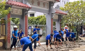 Sinh viên Huế khắc phục hậu quả mưa lũ, lan tỏa tinh thần xung kích vì cộng đồng