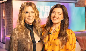 Kelly Clarkson nghẹn ngào tạm biệt talkshow 7 năm, trở lại ghế nóng The Voice