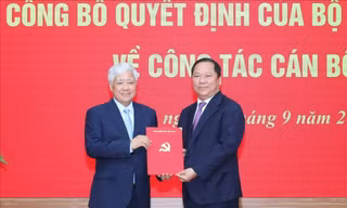 Công bố quyết định của Bộ Chính trị về công tác cán bộ