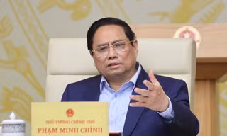 Thủ tướng yêu cầu xử lý tình trạng 'cò giấy tờ' ở các trung tâm hành chính công
