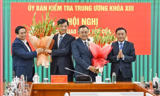 Bàn giao công tác của Chủ nhiệm Ủy ban Kiểm tra Trung ương