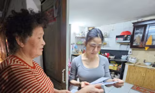 Hà Nội: Cán bộ tổ dân phố 'đi từng ngõ, gõ từng nhà' phát thẻ cử tri