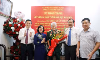 Trung tướng Nguyễn Quốc Thước nhận Huy hiệu 80 năm tuổi Đảng