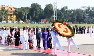 Đại biểu Đại hội Thi đua yêu nước toàn quốc vào lăng viếng Bác